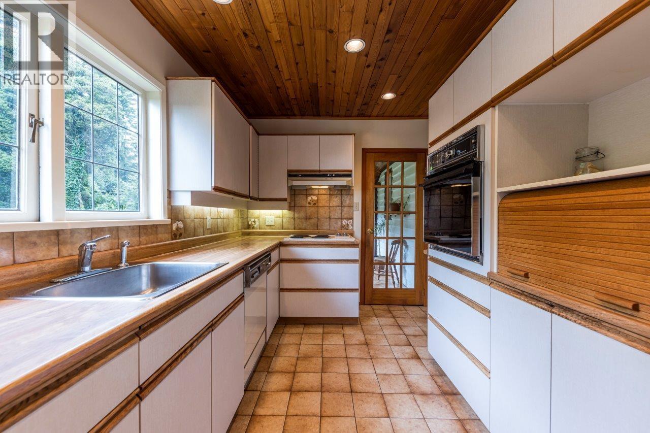 292 E ST. JAMES ROAD, North Vancouver