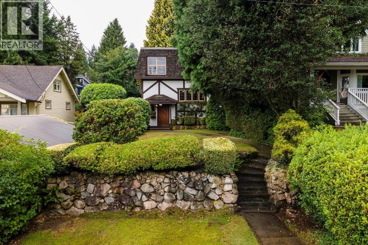292 E ST. JAMES ROAD, North Vancouver