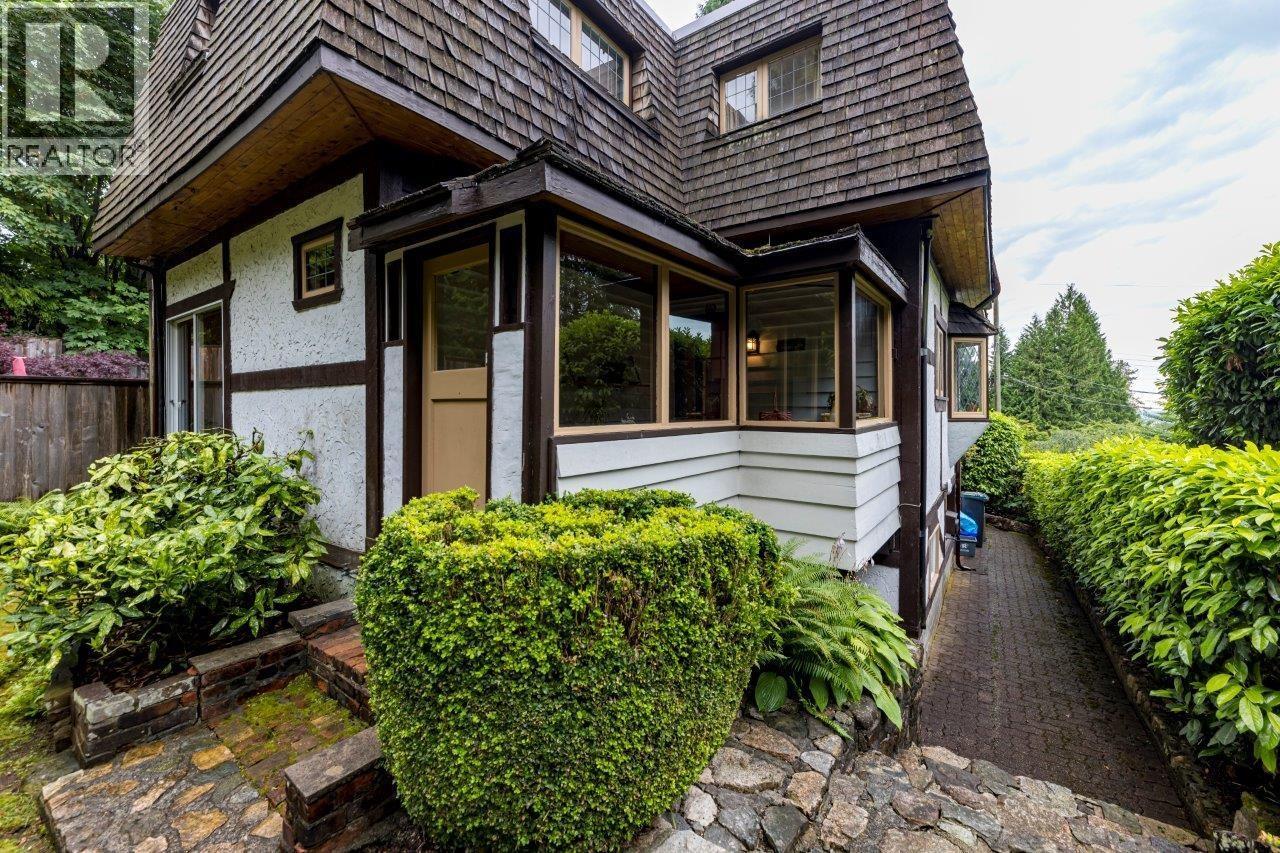 292 E ST. JAMES ROAD, North Vancouver