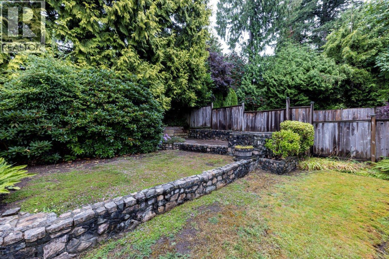 292 E ST. JAMES ROAD, North Vancouver