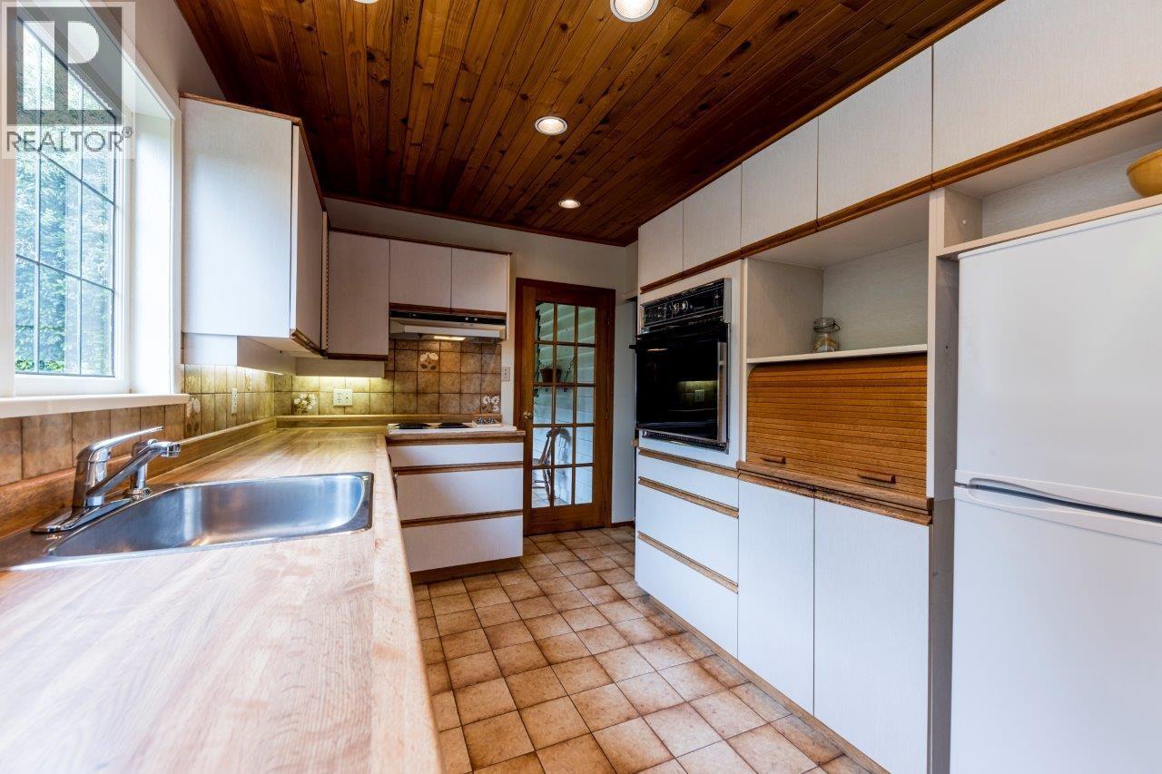 292 E ST. JAMES ROAD, North Vancouver
