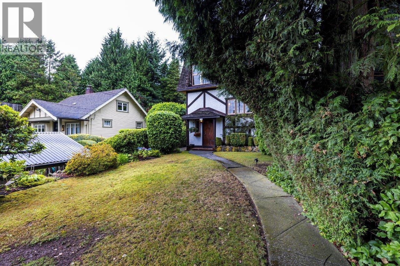 292 E ST. JAMES ROAD, North Vancouver