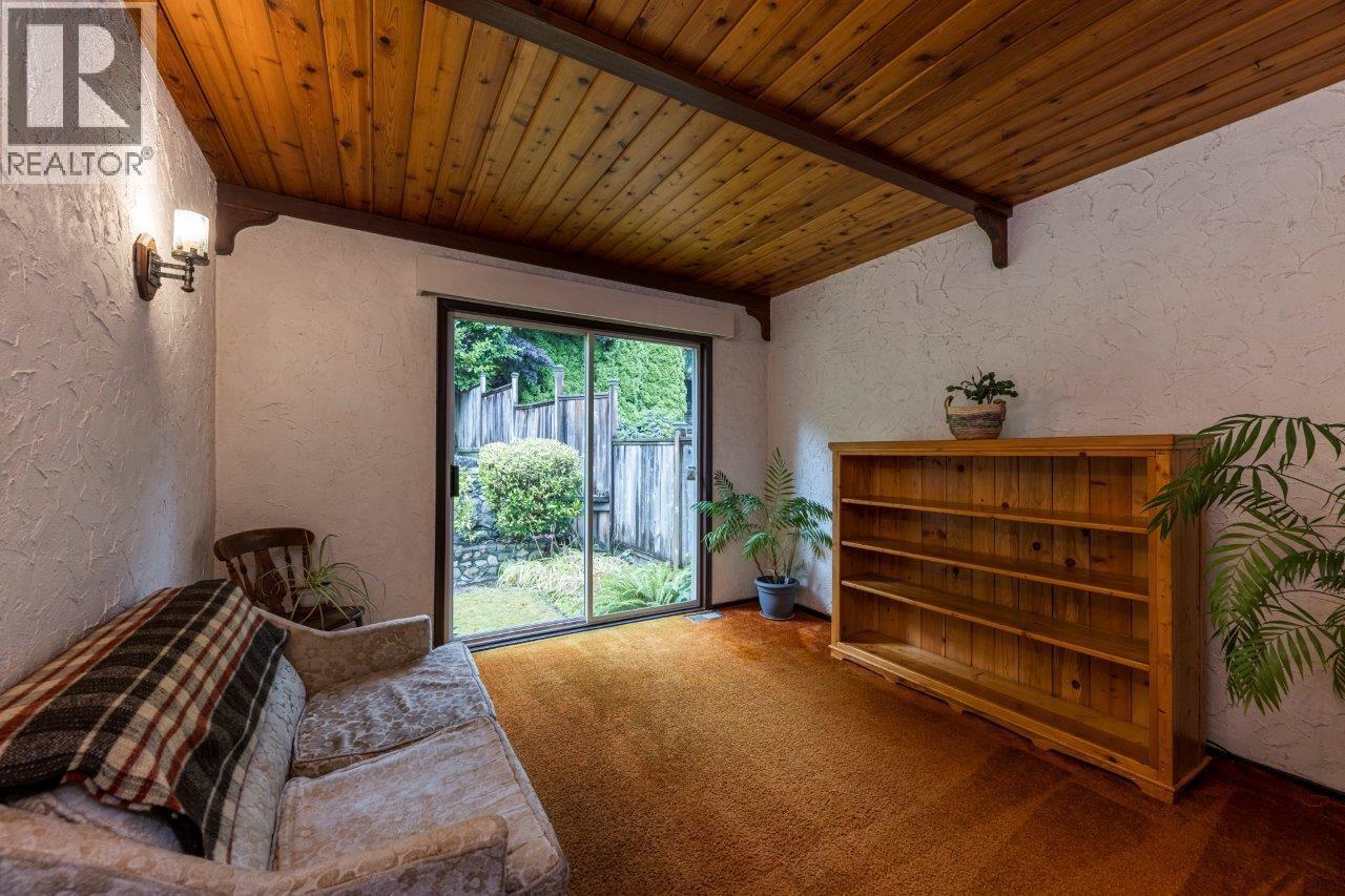 292 E ST. JAMES ROAD, North Vancouver