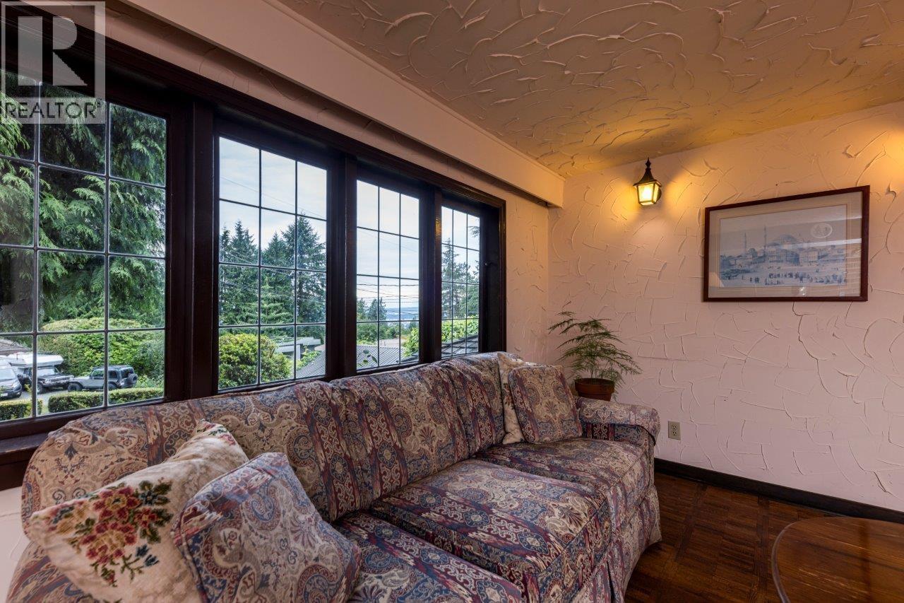 292 E ST. JAMES ROAD, North Vancouver
