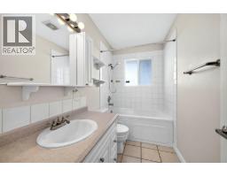 Kitchen - 658 Courtenay Crescent, Kamloops, BC V2B1Z6 Photo 10