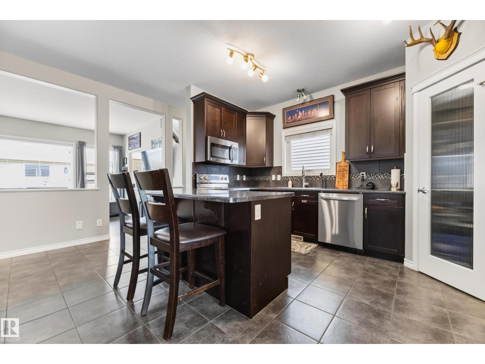 7915 22 AV SW - 14