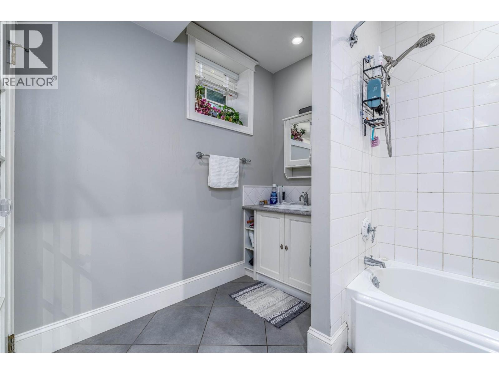 622 5TH Avenue - 51