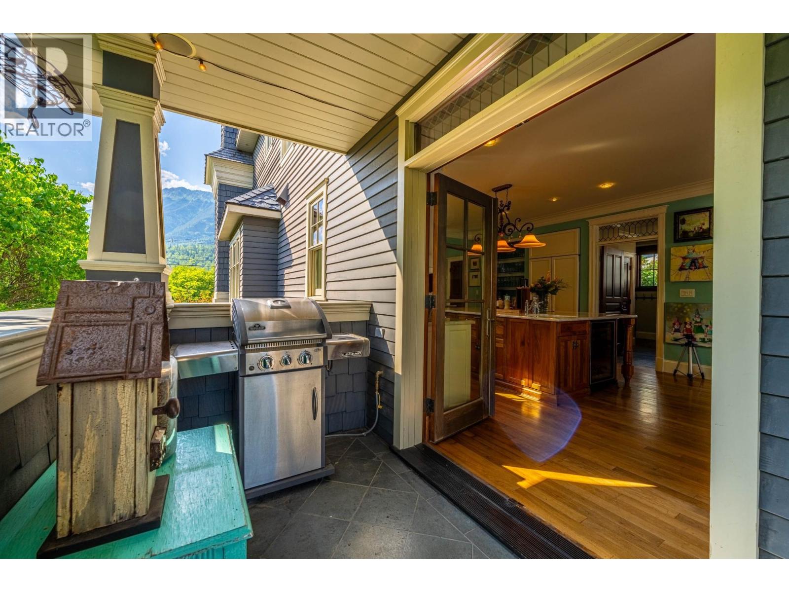 622 5TH Avenue - 23