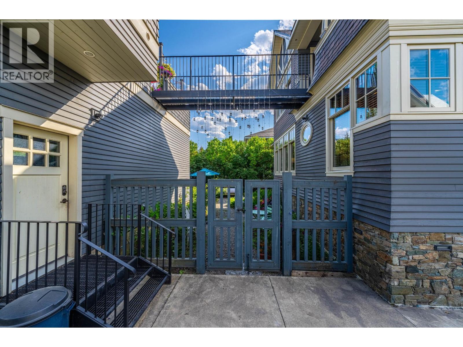 622 5TH Avenue - 63