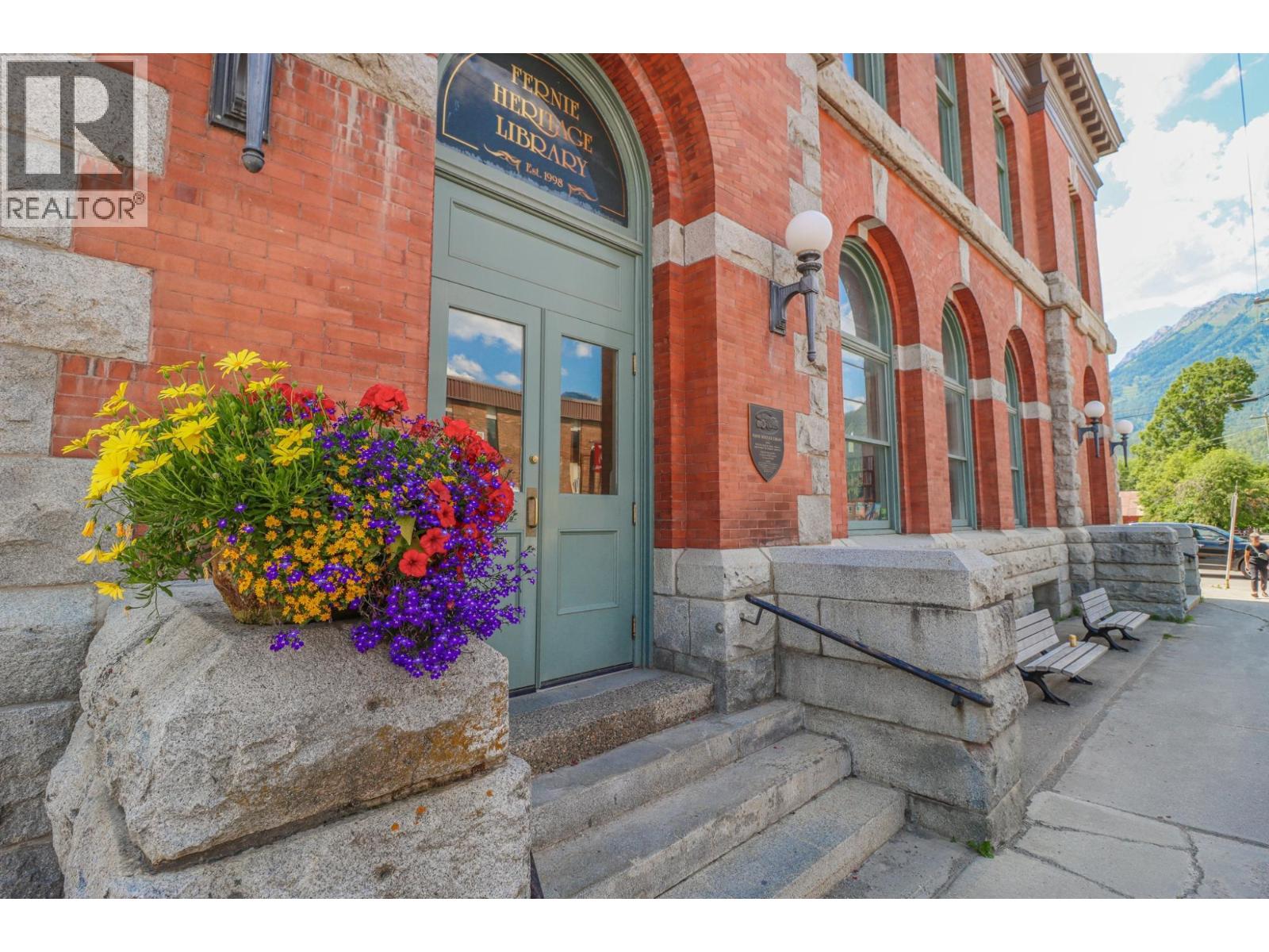 622 5TH Avenue - 76