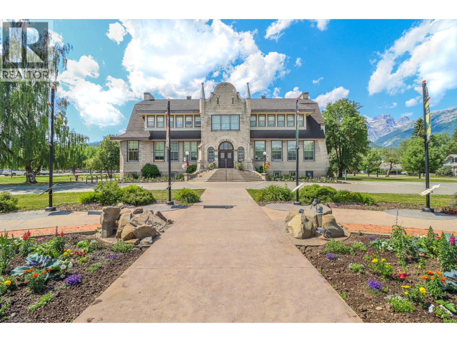 622 5TH Avenue - 73