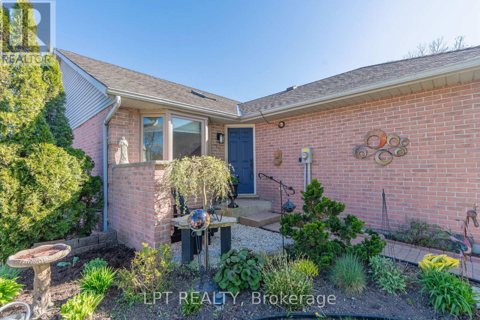 #20 90 ONTARIO STREET S - 2