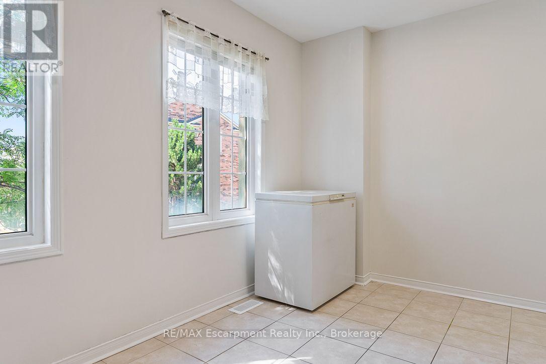 8 JIM BAIRD MEWS - 30