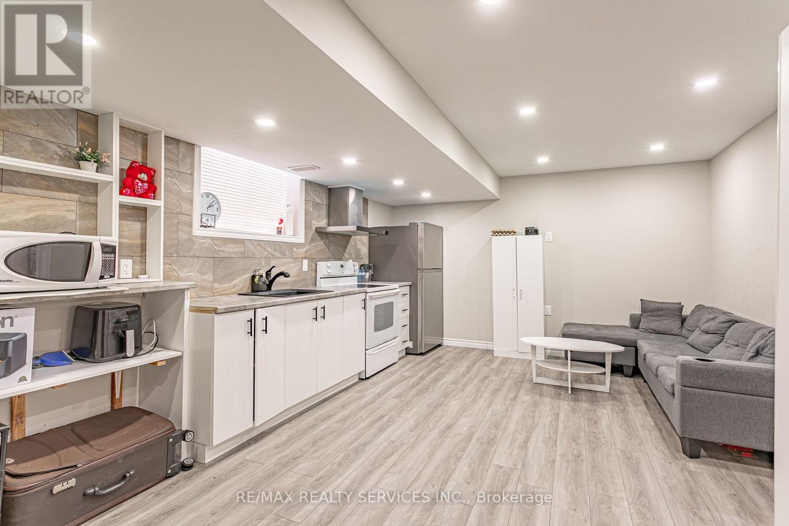 2227 EVANS BOULEVARD - 27