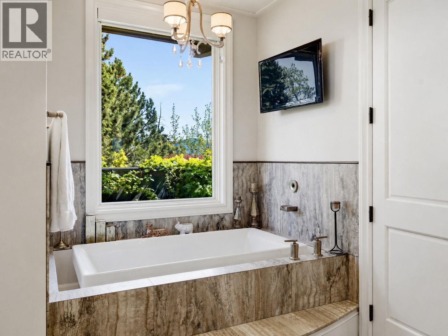  706 Highpointe Court, Kelowna