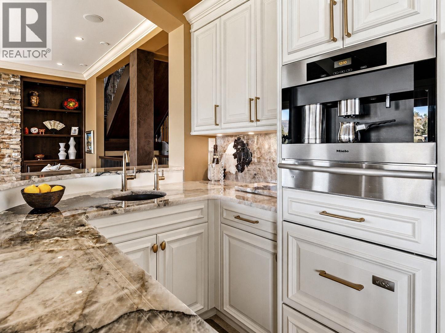  706 Highpointe Court, Kelowna
