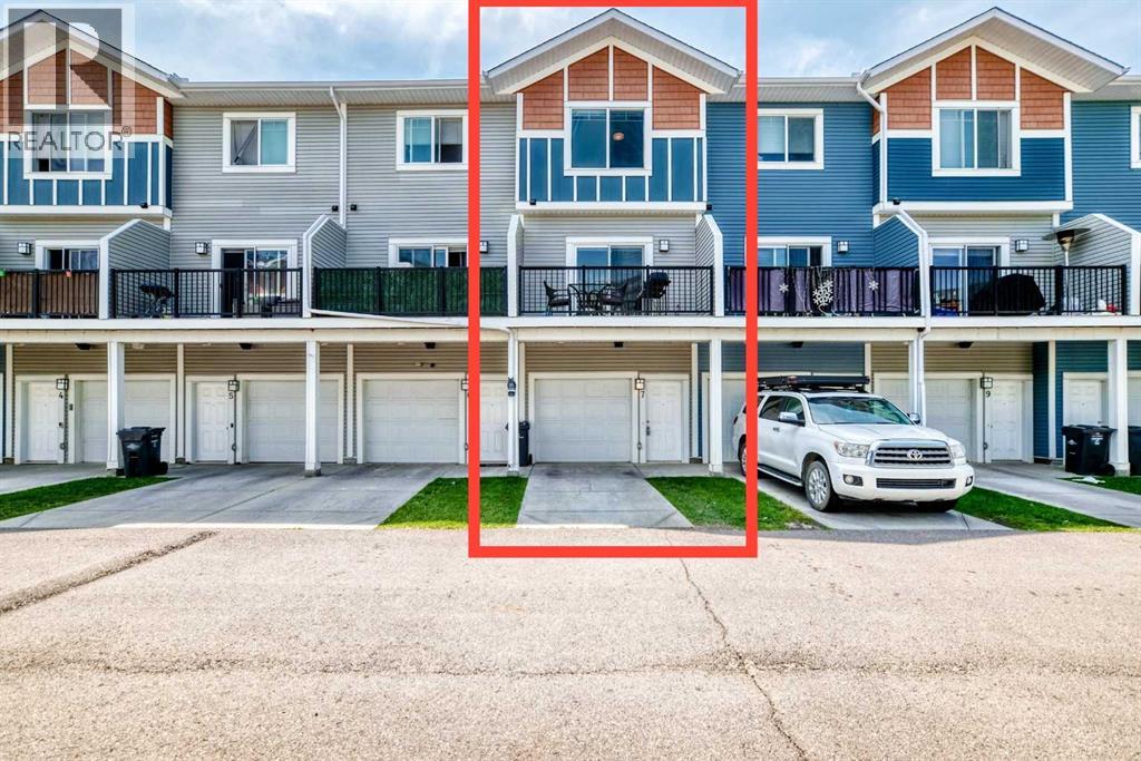 7 Stonehouse Crescent NW - 2