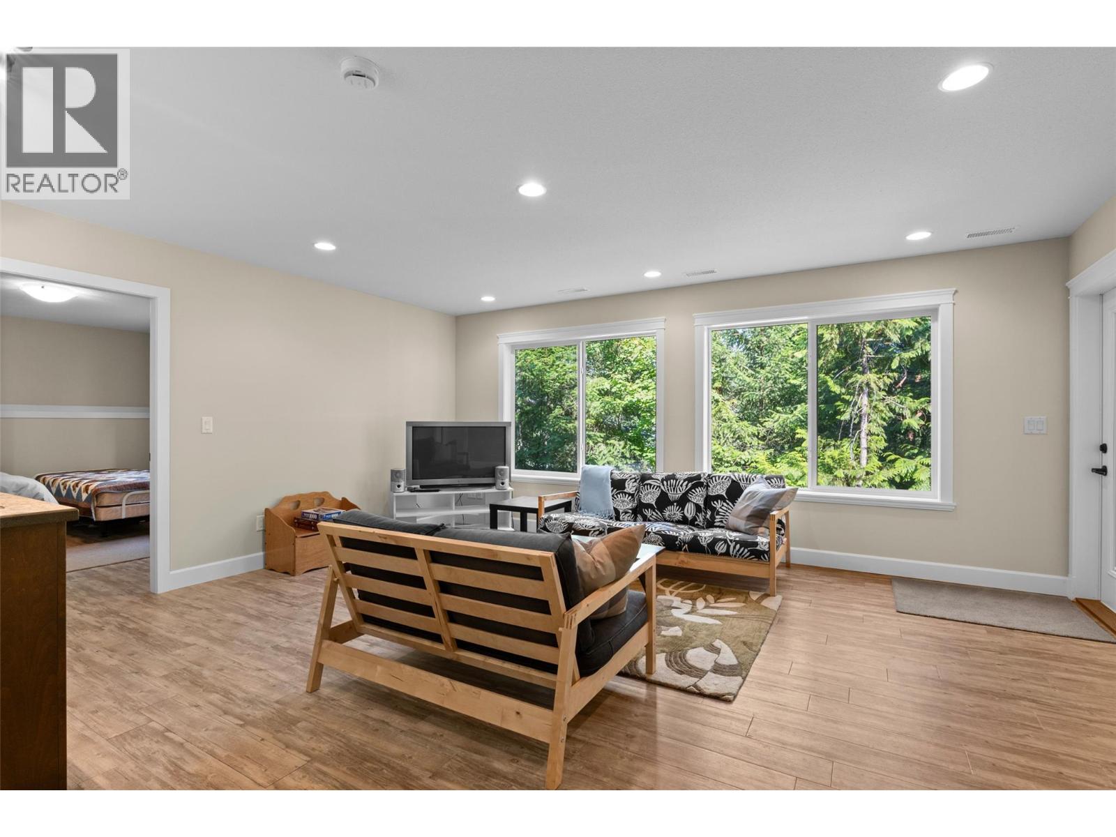 #39 4498 Squilax Anglemont Road - 34