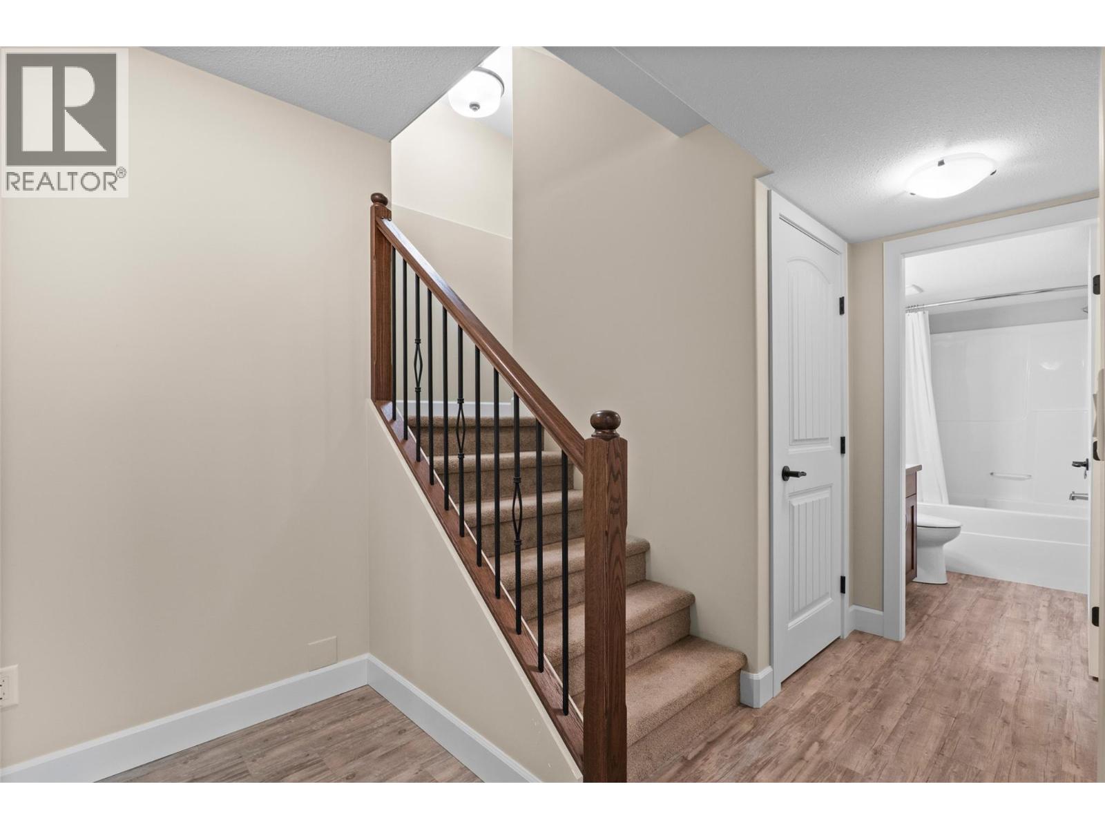 #39 4498 Squilax Anglemont Road - 32