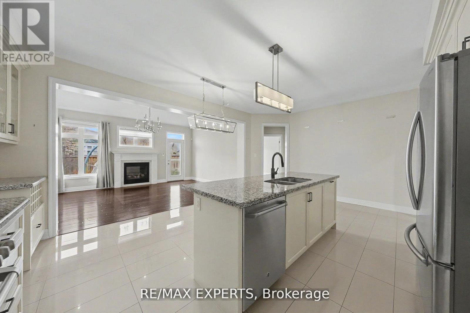 4 SIM HILL CRESCENT - 31