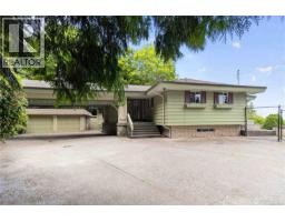 Kitchen - 4916 Lochside Dr, Saanich, BC V8Y2E4 Photo 7