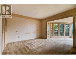4916 Lochside Dr, Saanich, BC V8Y2E4 Photo 29