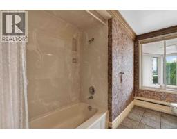 4916 Lochside Dr, Saanich, BC V8Y2E4 Photo 24