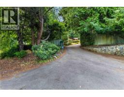 4916 Lochside Dr, Saanich, BC V8Y2E4 Photo 57