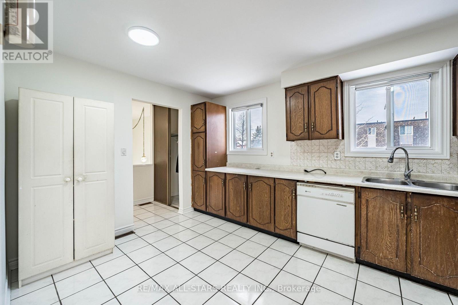 209 APACHE TRAIL - 10