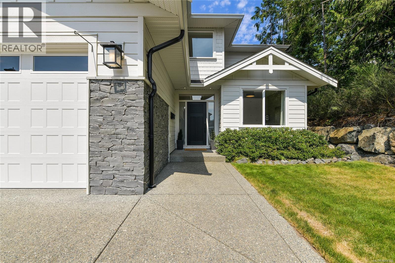 1122 Golden Spire Cres - 2