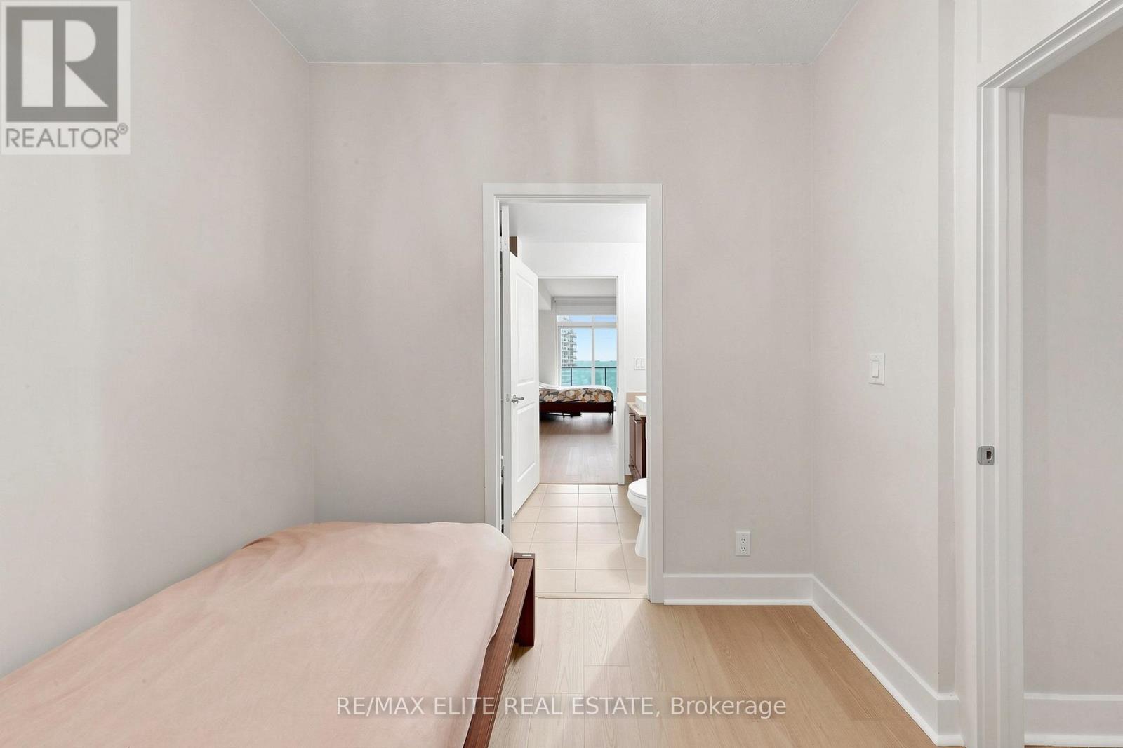 #1309 26 NORTON AVENUE - 19