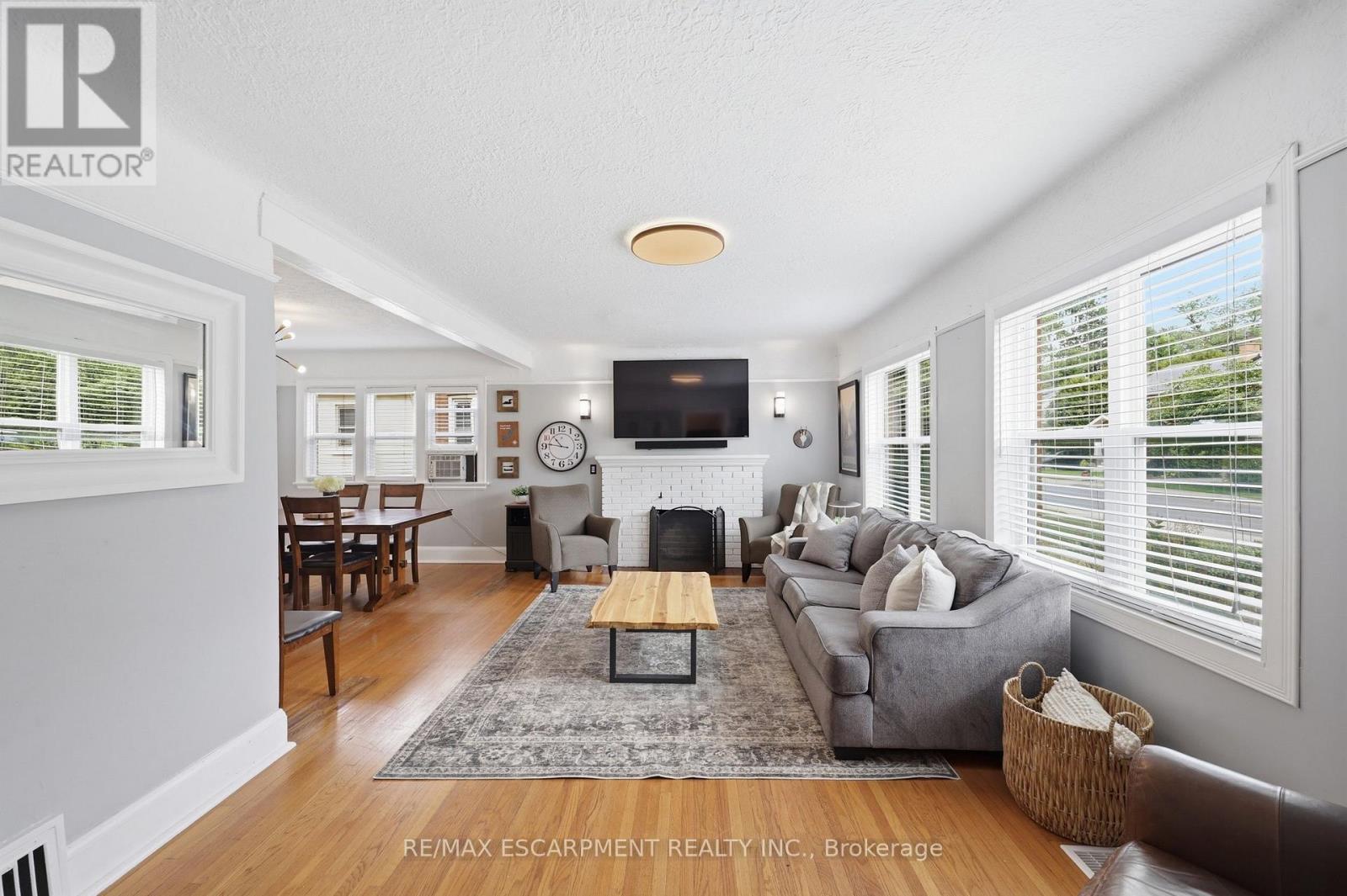 2153 CAROLINE STREET - 8