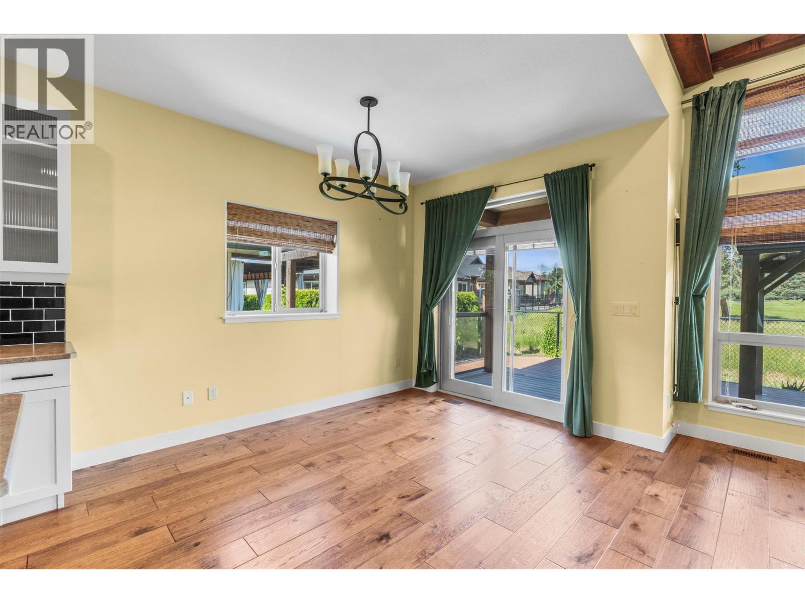 #32 2444 York Avenue - 16