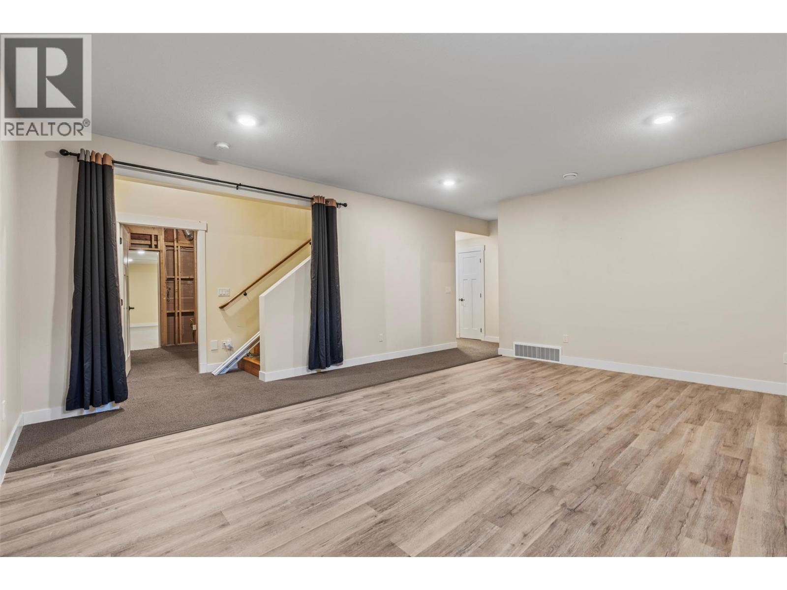 #32 2444 York Avenue - 30