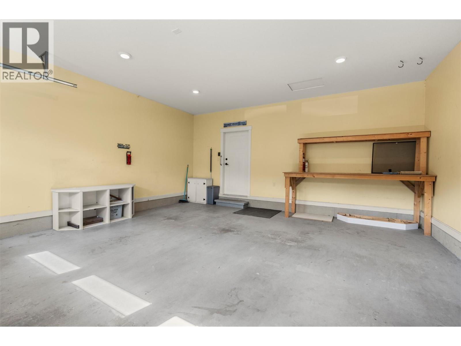 #32 2444 York Avenue - 42