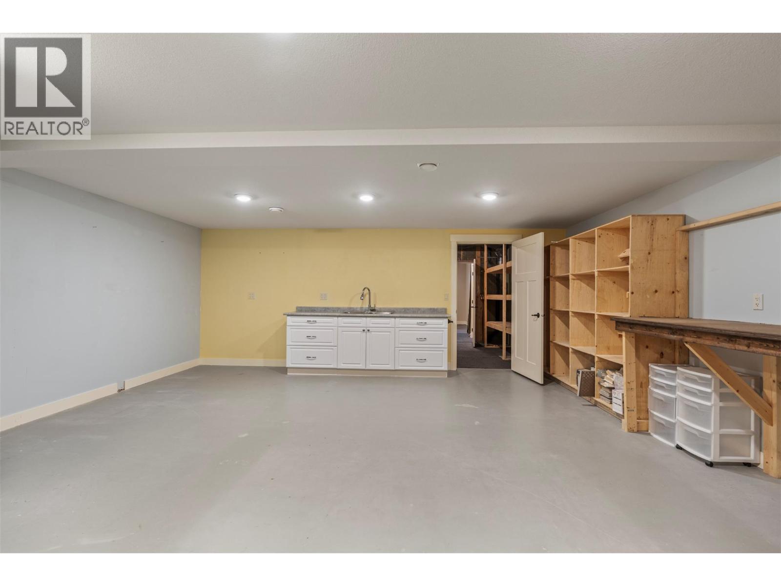 #32 2444 York Avenue - 38