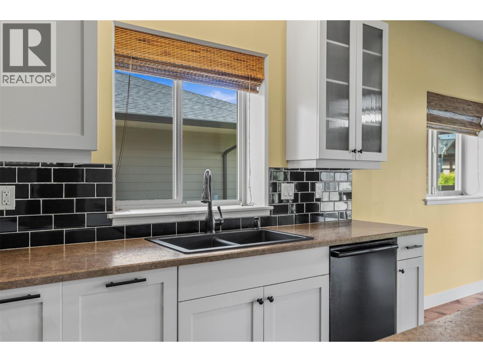 #32 2444 York Avenue - 12