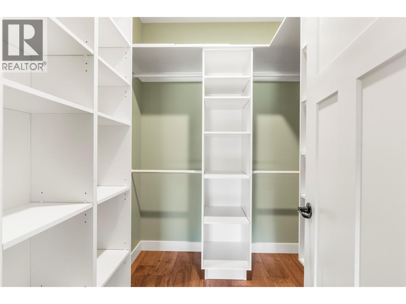 #32 2444 York Avenue - 22