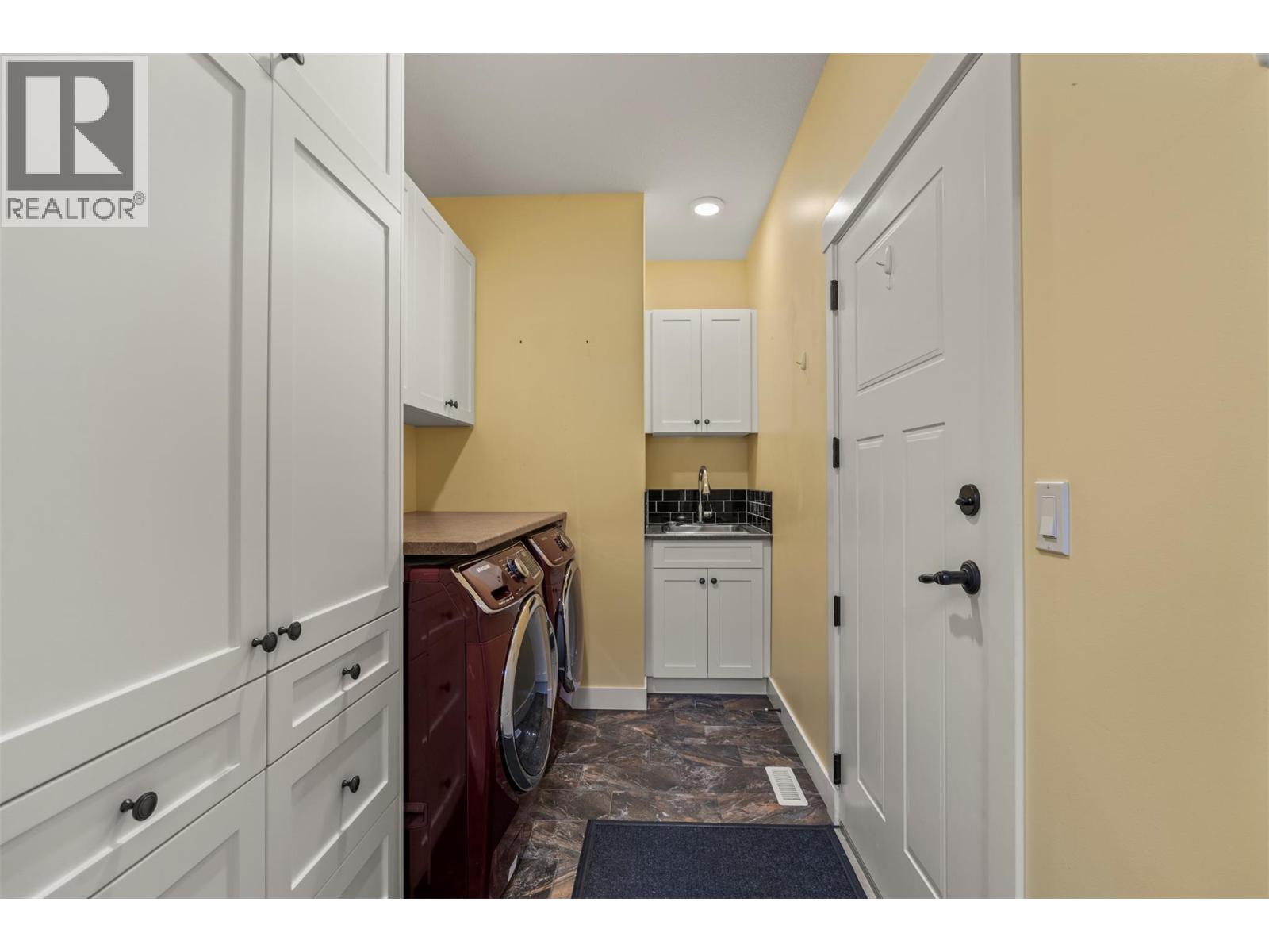 #32 2444 York Avenue - 29
