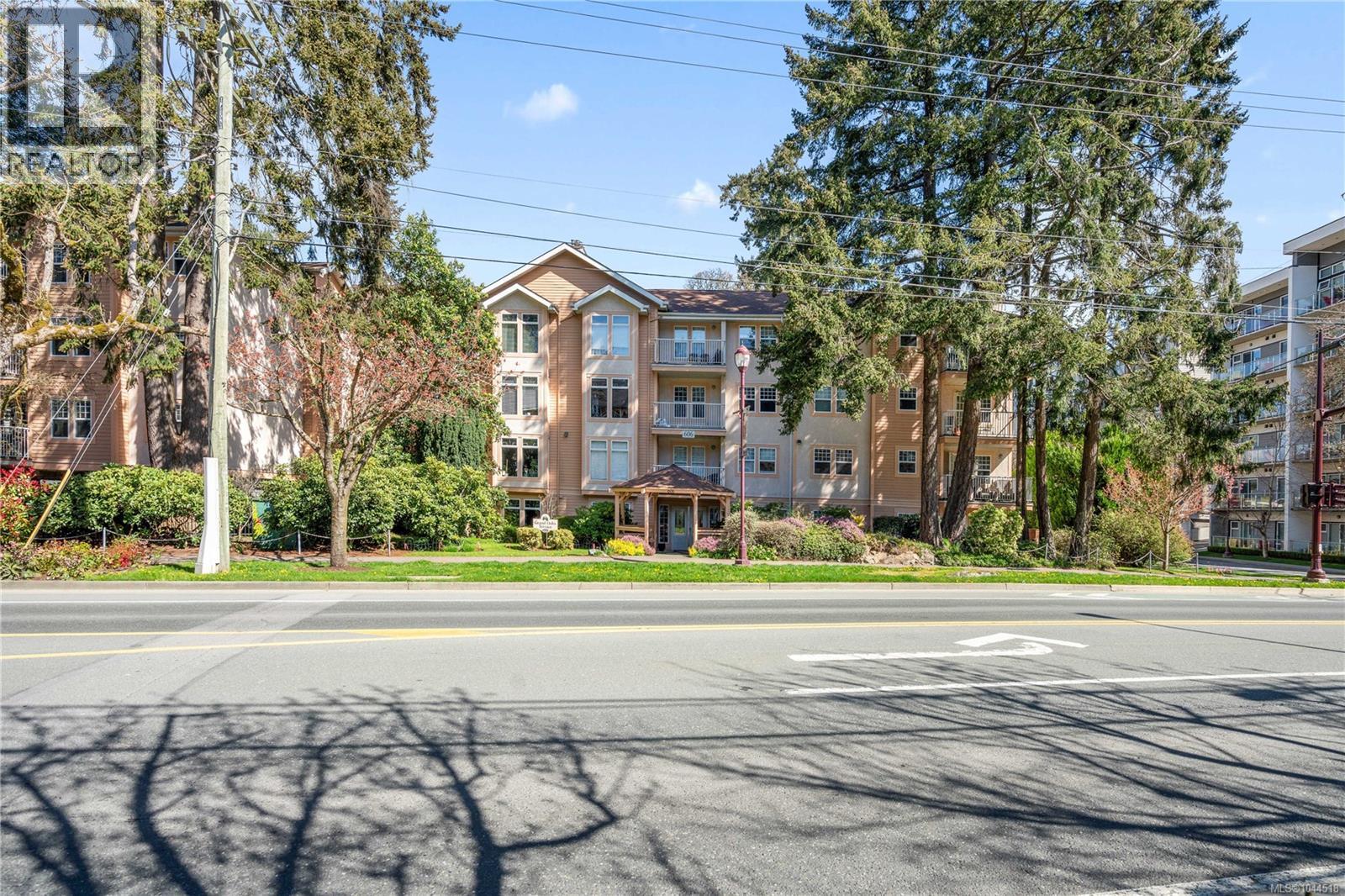 #105 606 Goldstream Ave - 35