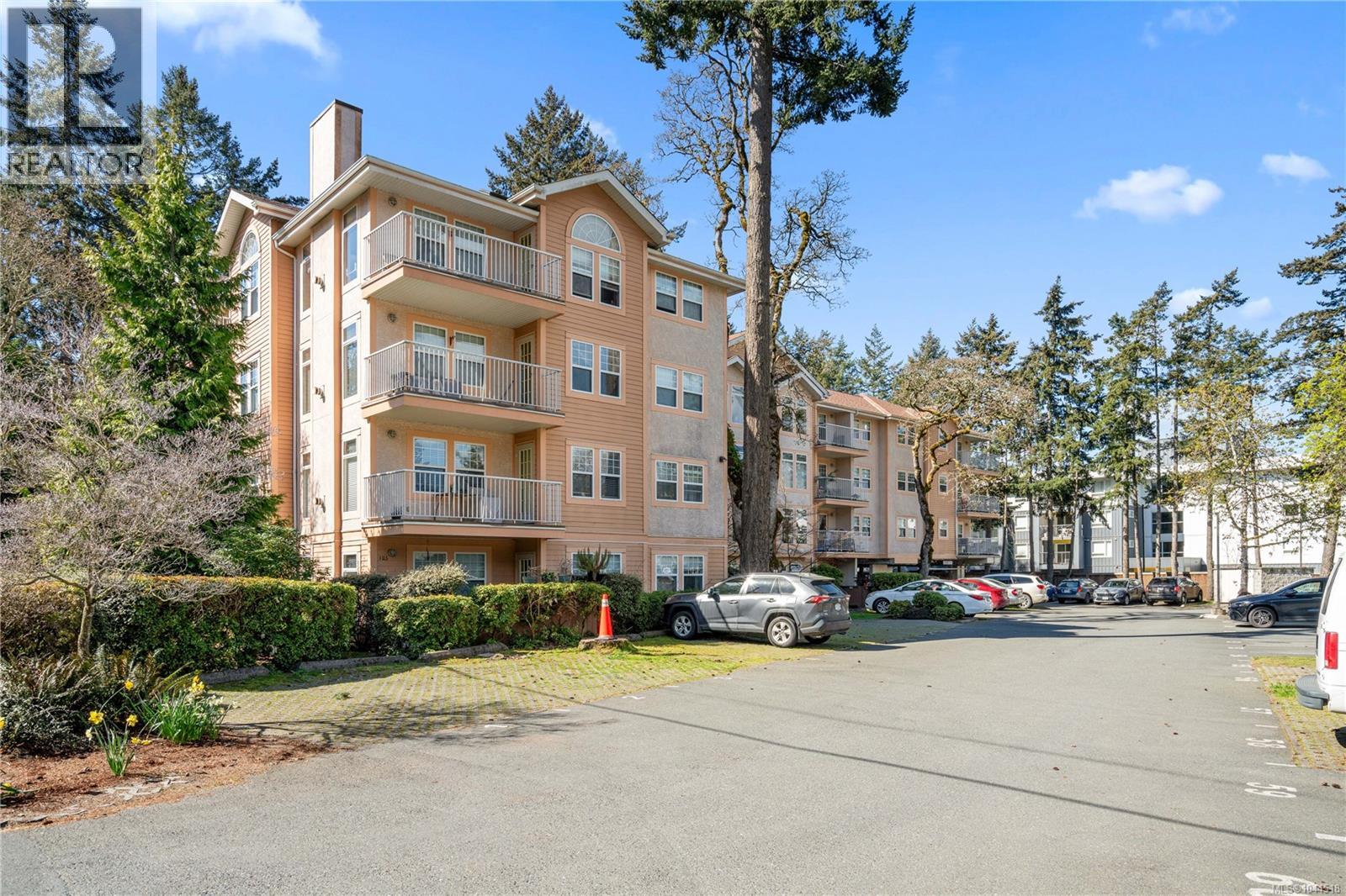#105 606 Goldstream Ave - 36