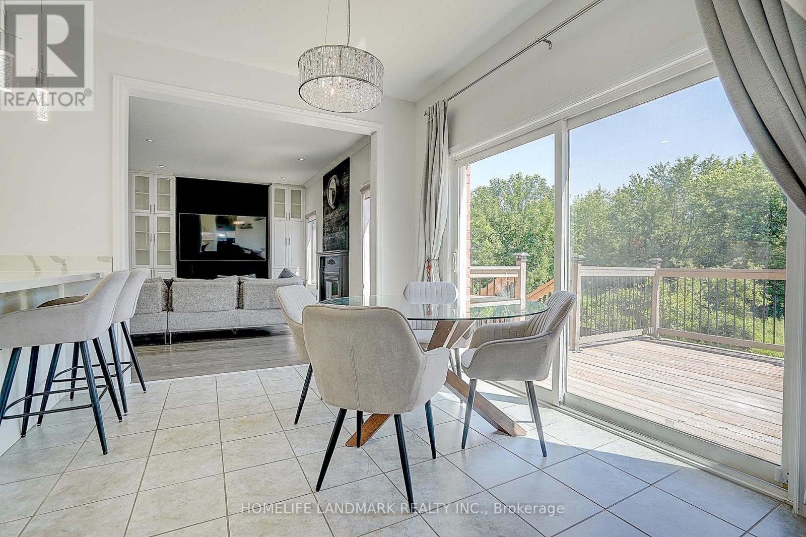 28 HUNWICKS CRESCENT - 10