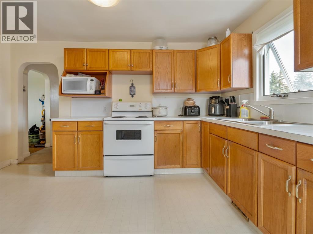 260 3 Street E - Image 10