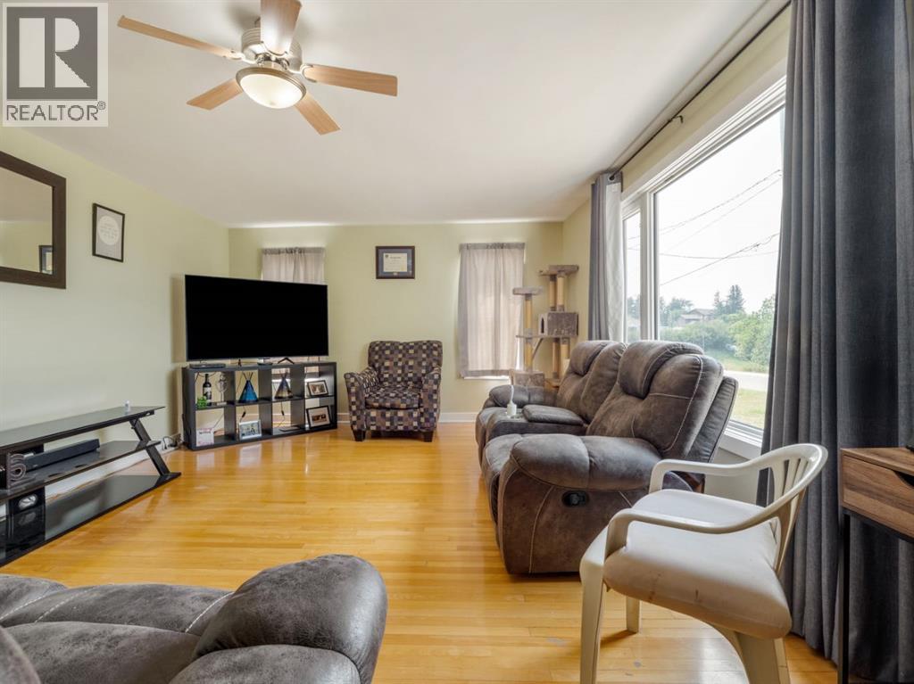 260 3 Street E - 2