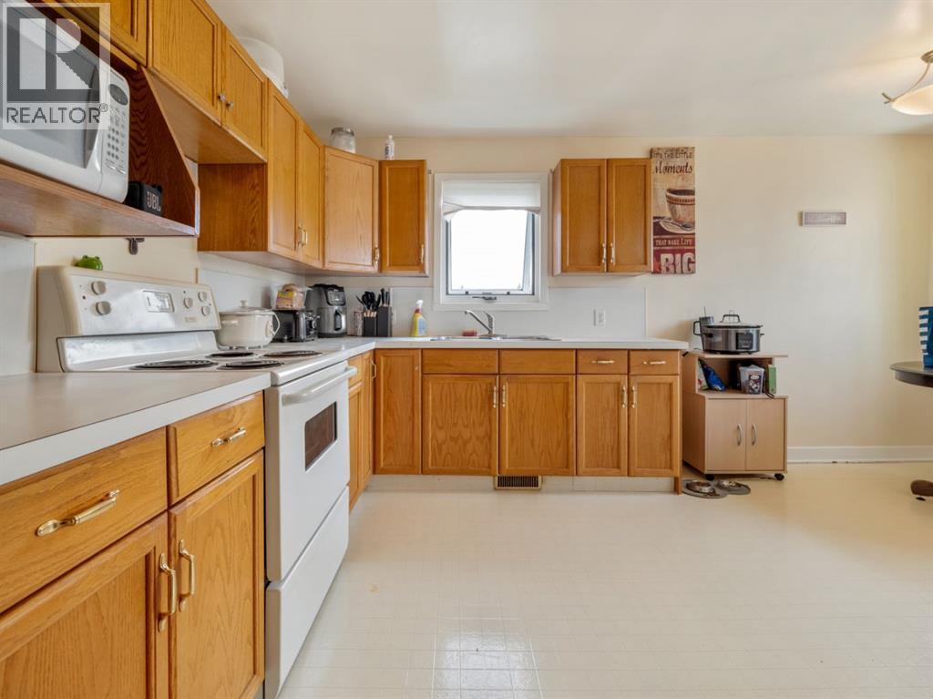 260 3 Street E - Image 8
