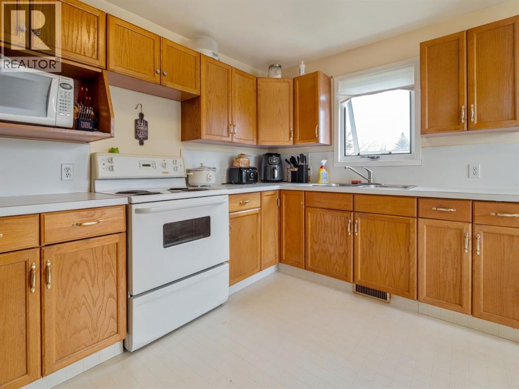 260 3 Street E - Image 9