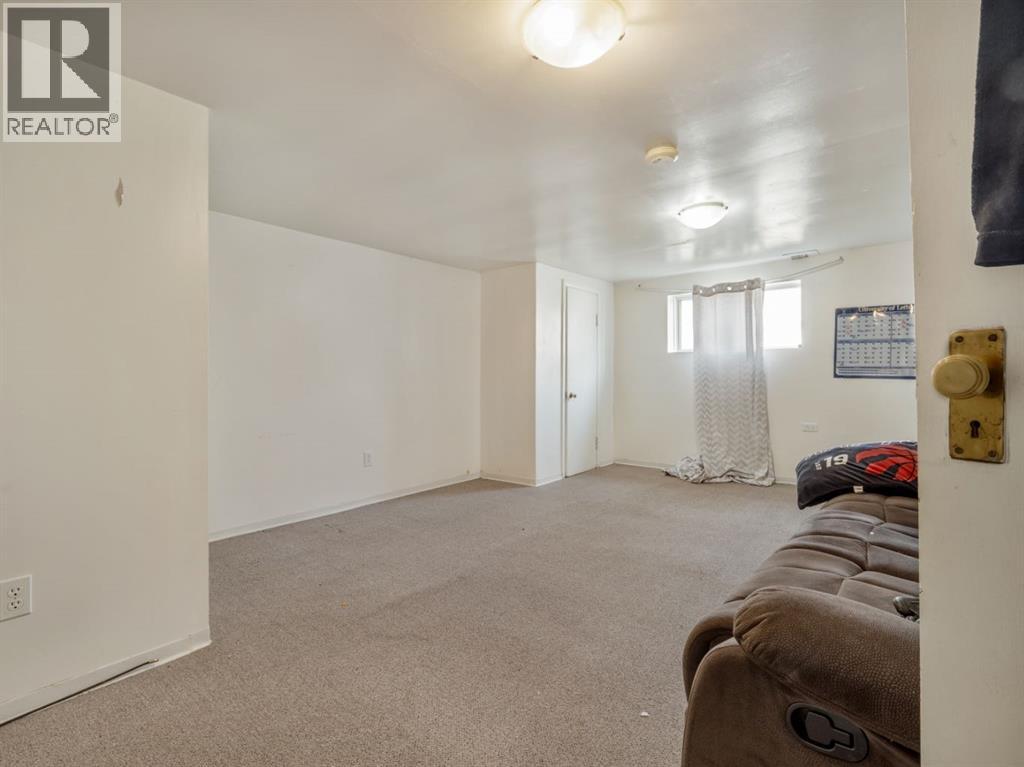 260 3 Street E - Image 14