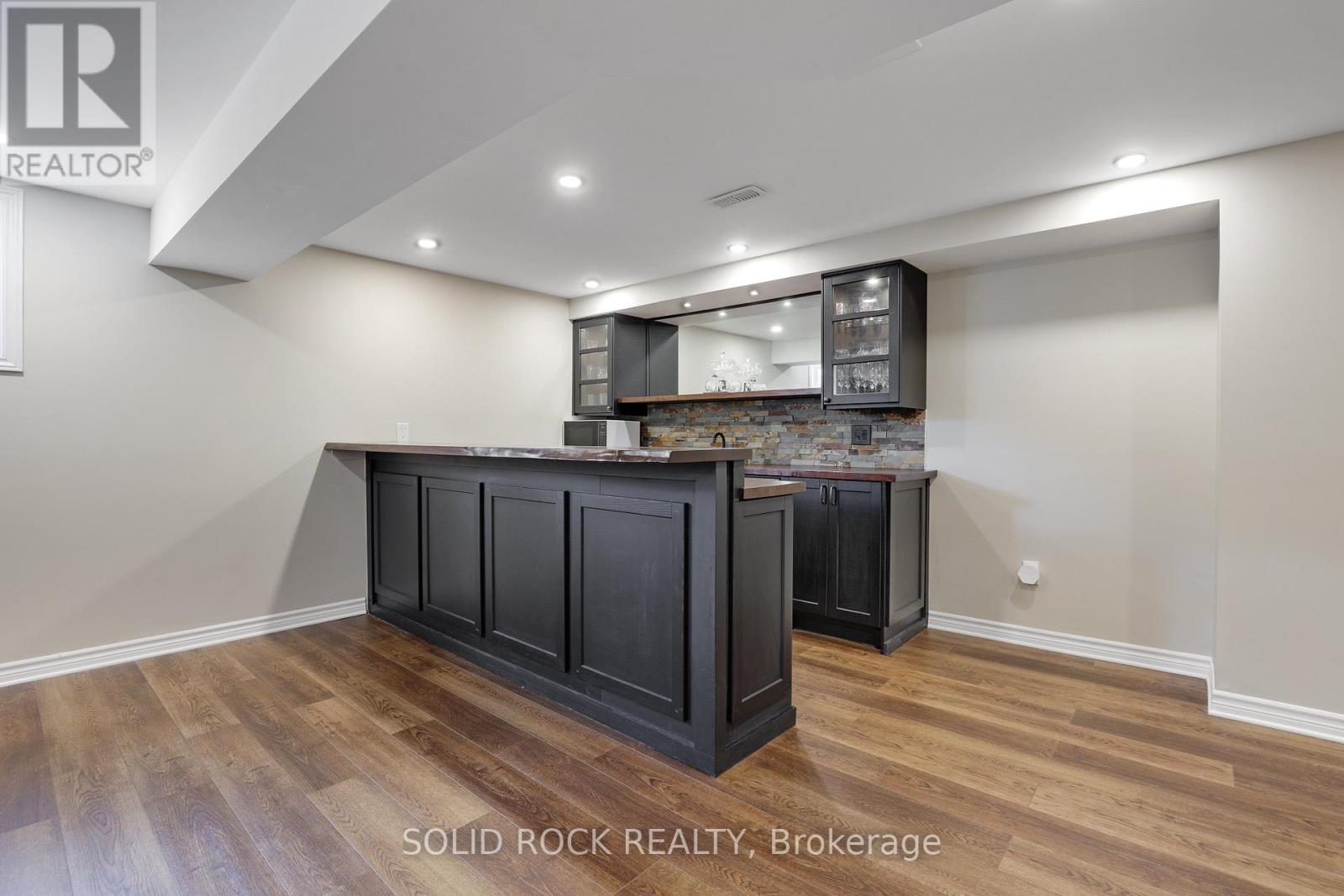 703 MASHKIG AVENUE - 33