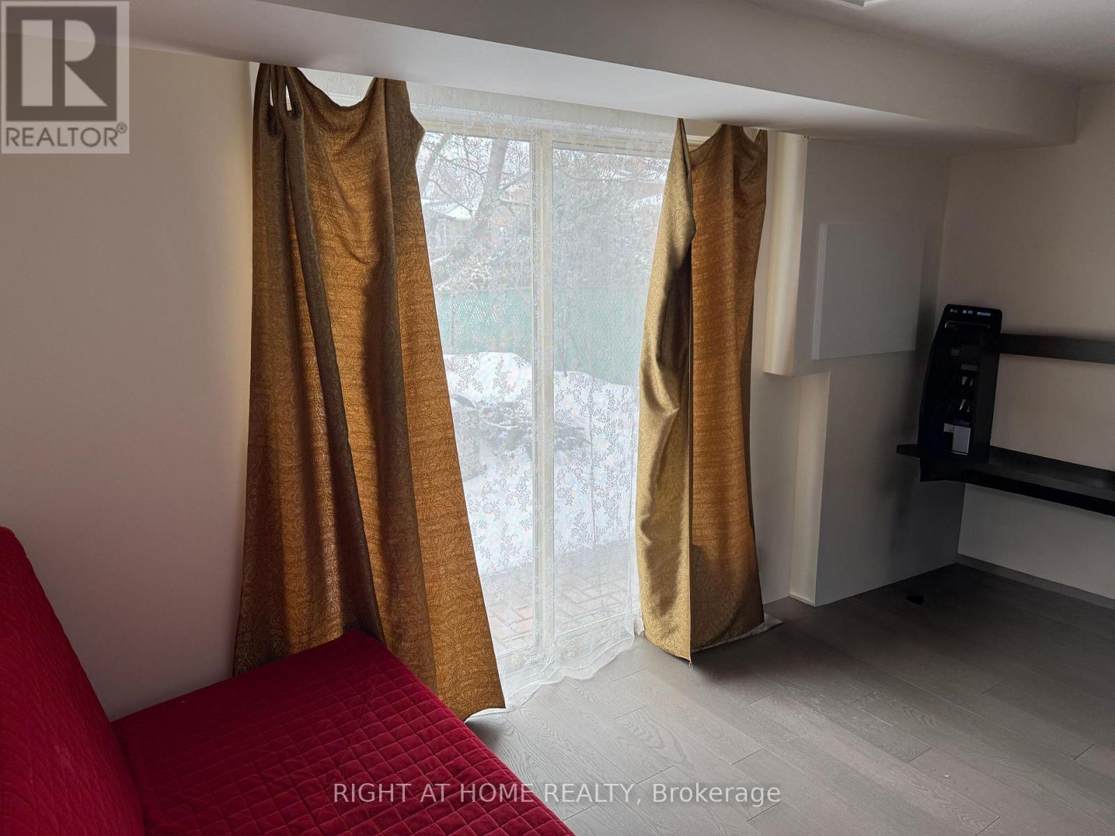 258 LA ROSE AVENUE - 28