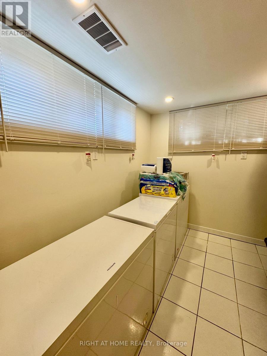 258 LA ROSE AVENUE - 34